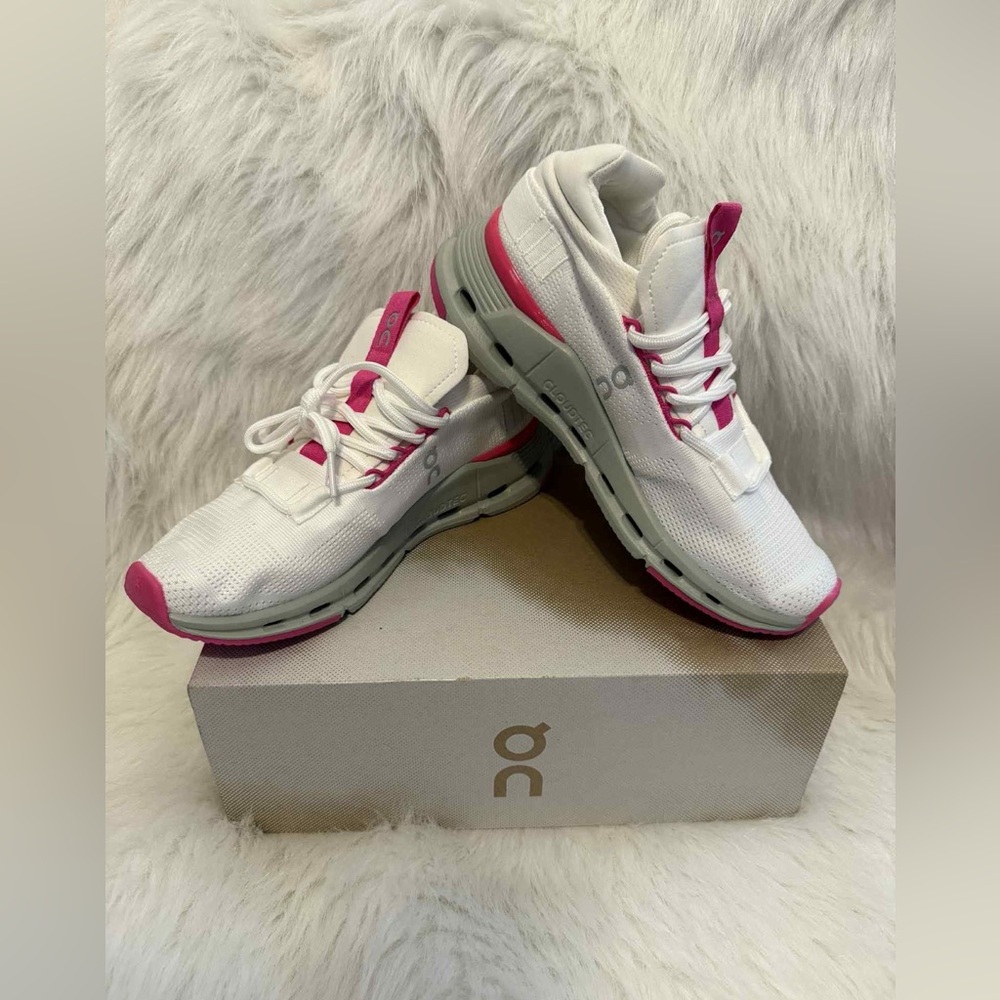 ON CLOUDNOVA RUNNING SHOES 
Undyed White Carnation Pink Grey 
size 7
New